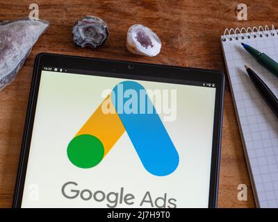 Dans cette illustration, le logo Google Ads apparaît sur une tablette Banque D'Images