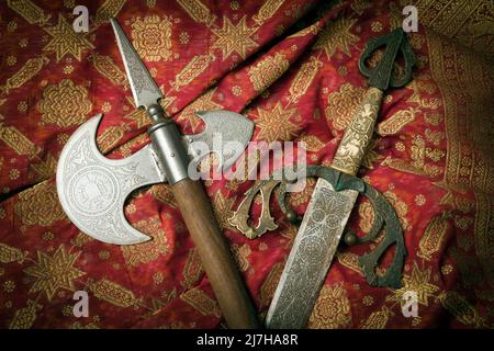 Épée de conquête en laiton. Il s'agit d'une épée espagnole de Tolède datant du 19th siècle, utilisée par les chevaliers médiévaux. Hache de bataille médiévale avec manche en bois et acier b Banque D'Images