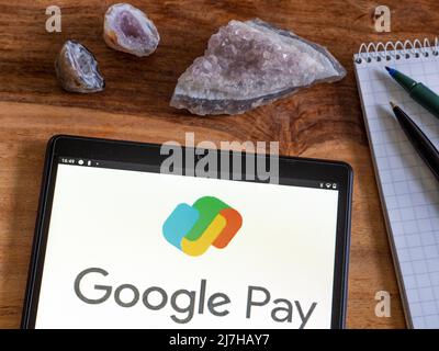 Sur cette photo, le logo Google Pay s'affiche sur une tablette Banque D'Images