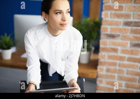 Une femme d'affaires intelligente utilise une tablette numérique pour planifier des réunions Banque D'Images