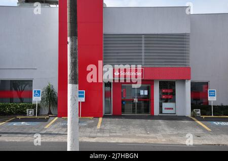 Façade de l'Agence bancaire de Santander, ville de Marilia, Sao Paulo, Brésil. 30 août 2021. Façade de la succursale de Banco Santander, avec parking prioritaire plat Banque D'Images