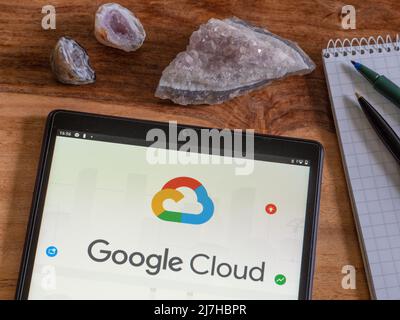 Sur cette photo, le logo Google Cloud apparaît sur une tablette Banque D'Images