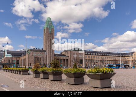 Drapeau finlandais survolant la gare d'Helsinki lors de la fête des mères internationale Banque D'Images