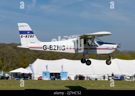 Smart All White Tecnam P92 Microlight G-BZHG arrive à l'aérodrome de Popham, dans le Hampshire, en Angleterre, pour assister à la réunion annuelle de vol des avions microlégers Banque D'Images