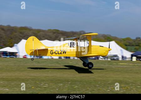 Intérieur simple mais joliment fini de ce cockpit d'avion jaune vif vu sur le G-CLZW biplan stationné à Popham. Banque D'Images