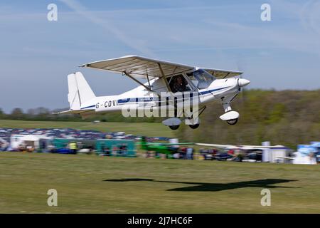 Aerosport Ikarus C42 l'avion microléger G-CDVI d'Airbourne Aviation part de l'aérodrome de Popham près de Basingstoke, dans le Hampshire en Angleterre Banque D'Images