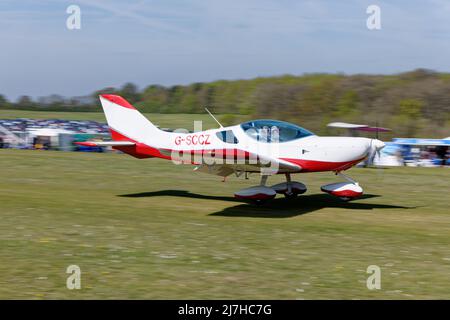 Le G-SCCZ, l'avion de sport de la CSA, à l'aspect lisse, débarque en douceur à l'aérodrome de Popham, près de Basingstoke, dans le Hampshire en Angleterre Banque D'Images