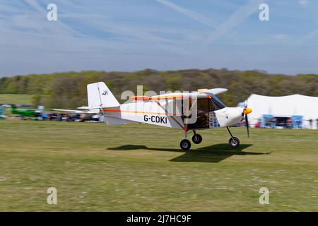 Tous les avions G-CDKI blanc Skyranger Microlight Kit atterrit à l'aérodrome de Popham près de Basingstoke dans le Hampshire pour le vol annuel en cas Banque D'Images