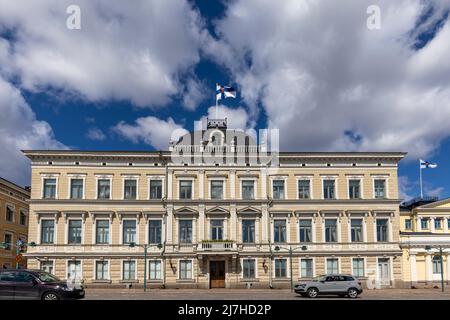 Touristes marchant devant le bâtiment de la Cour suprême finlandaise à Helsinki Banque D'Images