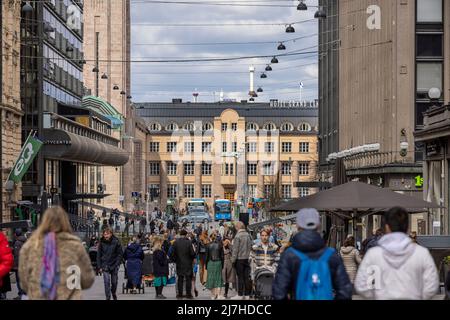 Touristes marchant dans les rues d'Helsinki en face de l'hôtel Grand Central Banque D'Images