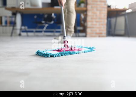Personne essuyant le sol avec une mop moelleuse, travail domestique, nettoyage de femme de ménage à la maison Banque D'Images