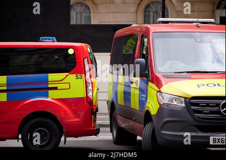 07 mai 2022 - Londonuk : deux fourgonnettes de police PADP du Groupe de protection parlementaire et diplomatique sous différents angles Banque D'Images