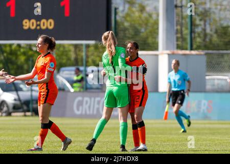 ZENICA, BOSNIE-HERZÉGOVINE - MAI 9 : Femke Liefting des pays-Bas et Daliyahde Klonia des pays-Bas lors du match de l'UEFA European Women's U17 2022 entre les pays-Bas et le Danemark au centre d'entraînement de football FF BH le 9 mai 2022 à Zenica, Bosnie-Herzégovine (photo par Nikola Krstic/Orange Pictures) Banque D'Images