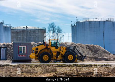 Toute nouvelle chargeuse sur pneus Volvo L180H dans une zone industrielle. Banque D'Images