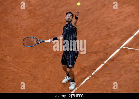 Rome, Italie. 09th mai 2022. Fabio Fognini d'Italie sert à Dominic Thiem d'Autriche lors de leur premier tour de match au tournoi de tennis Internazionali BNL d'Italia à Foro Italico à Rome, Italie, le 9th mai 2022. Photo Antonietta Baldassarre/Insidefoto Credit: Insidefoto srl/Alay Live News Banque D'Images