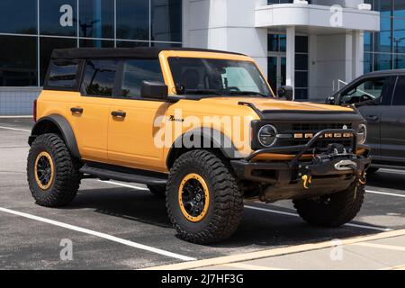 Pêcheurs - Circa mai 2022 : exposition de Ford Bronco d'occasion dans un concessionnaire. Avec des problèmes d'approvisionnement, Ford achète et vend de nombreuses voitures d'occasion pour répondre à la demande. Banque D'Images