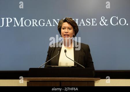 Washington, États-Unis. 09th mai 2022. Le maire de DC, Muriel Bowser, a prononcé son allocution lors de l'ouverture officielle du siège social de JPMorgan Chase, aujourd'hui le 09 mai 2022, à la Chase Bank à Washington DC, aux États-Unis. (Photo de Lénine Nolly/Sipa USA) Credit: SIPA USA/Alay Live News Banque D'Images