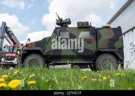 Stetten am Kalten Markt, Allemagne. 09th mai 2022. Un véhicule blindé avec le Feldjäger est stationné dans l'Albaserne. Crédit : Silas Stein/dpa/Alay Live News Banque D'Images