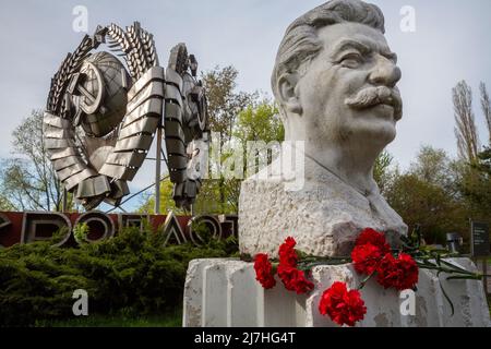 Moscou, Russie. 9th mai 2022. Un buste du dirigeant soviétique Joseph Staline contre l'emblème métallique de l'URSS avec les mots 'Union de Soviet - un rempart de la paix' en 1970s, dans la partie du monument déchu du parc de Muzeon à Moscou, Russie Banque D'Images