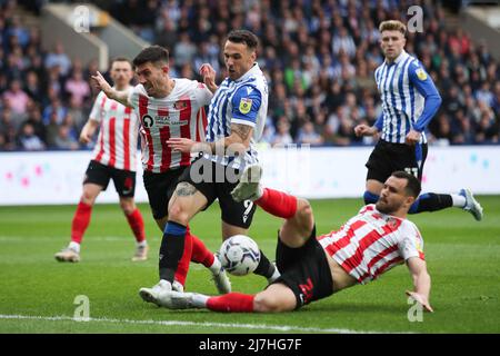 Sheffield, Angleterre, 9th mai 2022. Lee Gregory de Sheffield mercredi (au centre) et Bailey Wright de Sunderland se battent pour le ballon lors du match Sky Bet League 1 à Hillsborough, Sheffield. Crédit photo devrait lire: Isaac Parkin / Sportimage Banque D'Images