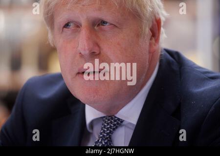 Londres, Royaume-Uni. 9th mai 2022. Le Premier ministre, Boris Johnson, visite certains des stands de Downing Street qui a sa vitrine printanière. Dix stands présentent certains des meilleurs petits commerces britanniques. Crédit : Mark Thomas/Alay Live News Banque D'Images