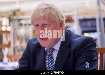Londres, Royaume-Uni. 9th mai 2022. Le Premier ministre, Boris Johnson, visite certains des stands de Downing Street qui a sa vitrine printanière. Dix stands présentent certains des meilleurs petits commerces britanniques. Crédit : Mark Thomas/Alay Live News Banque D'Images