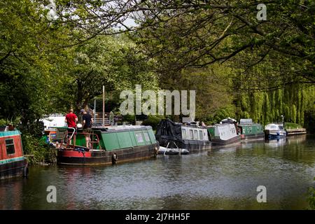 Des bateaux étroits amarrés près de Moorhen Restaurant River Sort Harlow Essex Banque D'Images