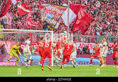 Munich, Allemagne, 08/05/2022, FCB fans dans le match FC BAYERN MÜNCHEN - VFB STUTTGART 2-2 1.German football League on Mai 08, 2022 à Munich, Allemagne. Saison 2021/2022, jour de match 33, 1.Bundesliga, Muenchen, 33.Spieltag. FCB, © Peter Schatz / Alamy Live News - LA RÉGLEMENTATION DFL INTERDIT TOUTE UTILISATION DE PHOTOGRAPHIES comme SÉQUENCES D'IMAGES et/ou QUASI-VIDÉO - Banque D'Images