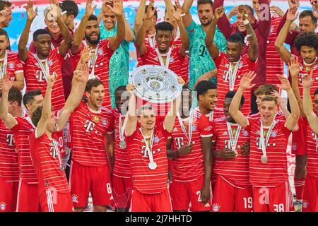 Munich, Allemagne, 08/05/2022, cérémonie des gagnants avec Marcel Sabitzer, FCB 18 après le match FC BAYERN MÜNCHEN - VFB STUTTGART 2-2 1.Ligue allemande de football le 08 mai 2022 à Munich, Allemagne. Saison 2021/2022, jour de match 33, 1.Bundesliga, Muenchen, 33.Spieltag. FCB, © Peter Schatz / Alamy Live News - LA RÉGLEMENTATION DFL INTERDIT TOUTE UTILISATION DE PHOTOGRAPHIES comme SÉQUENCES D'IMAGES et/ou QUASI-VIDÉO - Banque D'Images