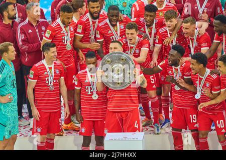 Munich, Allemagne, 08/05/2022, cérémonie des gagnants avec Niklas SUELE, SÜLE, FCB 4 après le match FC BAYERN MÜNCHEN - VFB STUTTGART 2-2 1.Ligue allemande de football le 08 mai 2022 à Munich, Allemagne. Saison 2021/2022, jour de match 33, 1.Bundesliga, Muenchen, 33.Spieltag. FCB, © Peter Schatz / Alamy Live News - LA RÉGLEMENTATION DFL INTERDIT TOUTE UTILISATION DE PHOTOGRAPHIES comme SÉQUENCES D'IMAGES et/ou QUASI-VIDÉO - Banque D'Images