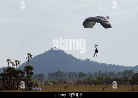 Belize, Belize. 08th mai 2022. Les parachutistes des États-Unis, du Belize, du Mexique, du Guyana et de la Colombie ont effectué un saut en chute libre à partir d'un hélicoptère CH-47 Chinook lors de l'exercice régional Tradewinds 22, un site d'entraînement du Manatee, le 8 mai 2022 à Ladyville, au Belize. Crédit : S1C Erica Jaros/États-Unis Armée/Alamy Live News Banque D'Images