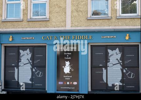 Kilkenny, Irlande - 20 avril 2022 : Cat & The Fiddle Gastropub à Kilkenny, Irlande. Banque D'Images