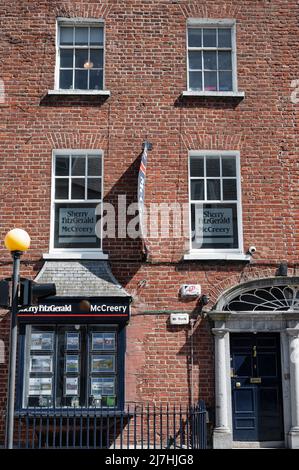 Kilkenny, Irlande - 20 avril 2022 : sherry FitzGerald McCreery Agent immobilier à Kilkenny Irlande. Banque D'Images