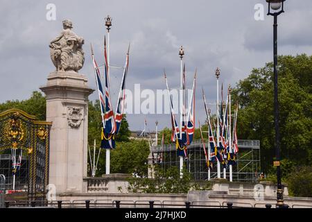 Londres, Royaume-Uni. 9th mai 2022. Des préparatifs sont en cours autour du Palais de Buckingham pour le Jubilé de platine de la Reine, marquant ainsi le 70th anniversaire de l'accession de la Reine au trône. Un week-end spécial prolongé du Jubilé de platine aura lieu du 2nd au 5th juin. Credit: Vuk Valcic/Alamy Live News Banque D'Images