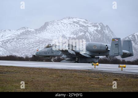 Andenes, Norvège. 06 mai 2022. Un avion d'attaque au sol Thunderbolt II de la US Air Force A-10C affecté au 104th Fighter Squadron, des taxis après leur arrivée à la base aérienne d'Andoya, le 6 mai 2022 à Andenes, en Norvège. L'aéronef mènera une formation Agile combat Employment à l'appui de l'exercice multinational Swift Response. Crédit : TSgt. Enjoli Saunders/US Air Force/Alay Live News Banque D'Images