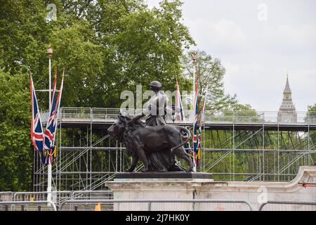 Londres, Royaume-Uni. 9th mai 2022. Des préparatifs sont en cours autour du Palais de Buckingham pour le Jubilé de platine de la Reine, marquant ainsi le 70th anniversaire de l'accession de la Reine au trône. Un week-end spécial prolongé du Jubilé de platine aura lieu du 2nd au 5th juin. Credit: Vuk Valcic/Alamy Live News Banque D'Images