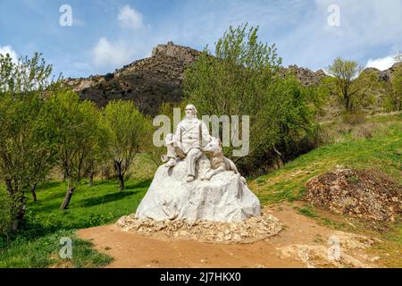 Poza de la Sal, Espagne - 9 mai 2022: Sculpture de Juan Villa à Mirador de la Bureba, monument à Felix Rodriguez de la fontaine à Poza de la Sal, d Banque D'Images