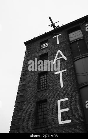 Extérieur de la galerie d'art Tate Liverpool dans les quais de Liverpool en noir et blanc. Banque D'Images