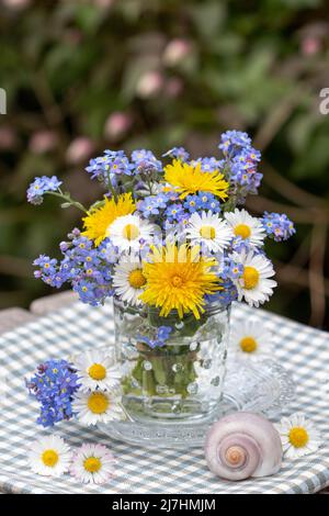 bouquet de pissenlits, fleurs de pâquerettes et oubliez-moi pas de fleurs en verre Banque D'Images