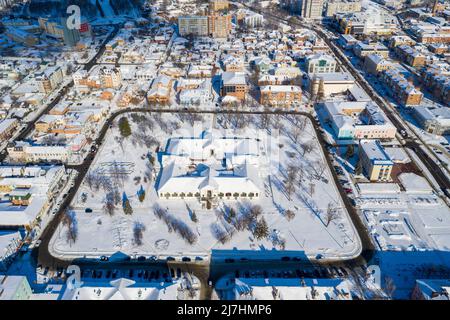 Vue de dessus de la ville. Bel hiver enneigé. Différents bâtiments, toits dans la neige. Banque D'Images