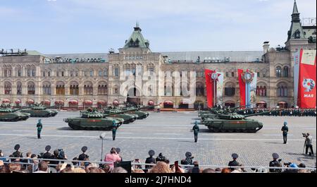Moscou, Russie, 2022 mai : les principaux chars de combat T-72 BZM passent par la place Rouge à la répétition du défilé militaire. Banque D'Images