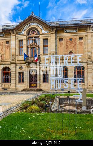 Façade classique du musée national Adrien Dubouche Musée de la céramique et de la poterie à Limoges, haute-Vienne (87), France. Banque D'Images