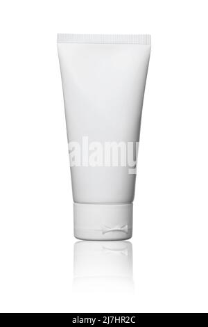 Tube en plastique blanc brillant pour la médecine ou les cosmétiques - crème, gel, soins de la peau, dentifrice. Emballage réaliste avec couvercle à rabat isolé sur blanc Banque D'Images