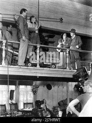 Le réalisateur HENRY HATHAWAY avec l'équipe de cinéma filmant LOUISE PLATT et JOHN BARRYMORE sur le plateau Candid pendant la production de LA FRAIE DU réalisateur HENRY HATHAWAY en 1938 NORD Charles Lang conception de costumes Edith Head musique Dimitri Tiomkin Paramount Pictures Banque D'Images