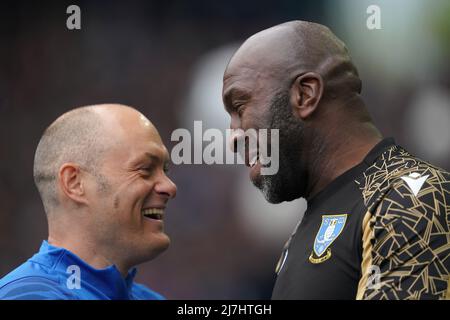 Alex Neil, directeur de Sunderland (à gauche), et Darren Moore, directeur de Sheffield Wednesday, avant le match de demi-finale de la Sky Bet League, deuxième match à Hillsborough, Sheffield. Date de la photo: Lundi 9 mai 2022. Banque D'Images