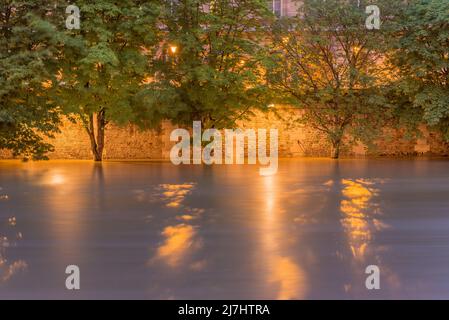 La Seine a inondé la nuit. Banque D'Images