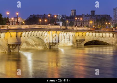 La Seine a inondé la nuit. Banque D'Images