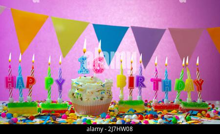 Carte d'anniversaire avec un numéro avec un numéro. Joyeux anniversaire magnifique fond rose. Les bougies brûlent avec un gâteau de crème de fête. Banque D'Images