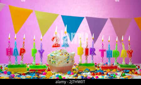 Carte d'anniversaire avec un numéro avec un numéro. Joyeux anniversaire magnifique fond rose. Les bougies brûlent avec un gâteau de crème de fête. Banque D'Images