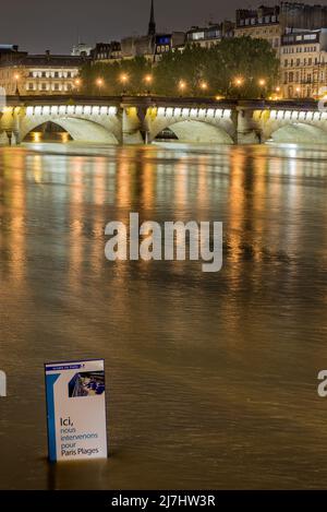 La Seine a inondé la nuit. Banque D'Images